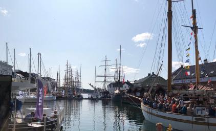 Arendal during Arendalsuka. View of the harbour, sunshine and a boat full of people.