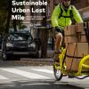 Cykelbud kører på gaden med varer