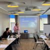 Maria Fiskerud laver præsentation om policy tour